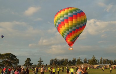 hot-air-balloon-586688_640.jpg